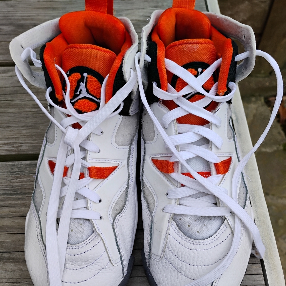 Jordans Aize 5.5Y White and Orange Basketball Shoes